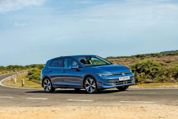 Цяло десетилетие след пускането на пазара на e-Golf вече има хибрид с почти толкова голям електрически пробег! Плюс бонус ДВГ за по-дълги пътувания.

Това е една от най-добрите версии на автомобила от осмо поколение, чийто неотдавнашен фейслифт изглежда оправи проблемите със софтуера.